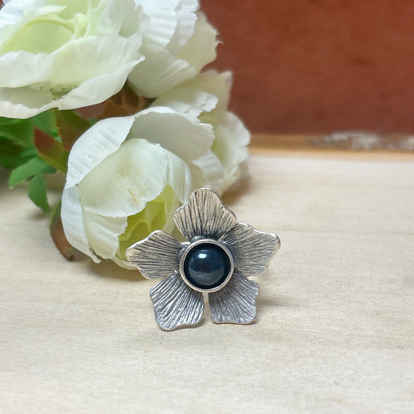 Flower ring with black porcelain